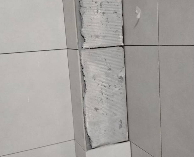 临沧市瓷砖空鼓维修公司分享下瓷砖施工前基层浇水润湿程度不足，可能导致以下问题